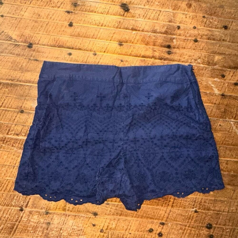 Loft navy blue eyelet flat front size 8 minimalist 4” shorts